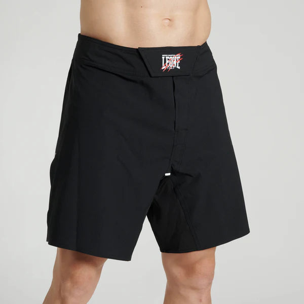 Vista frontale dei pantaloncini MMA Leone Primal Instinct neri con loghi a contrasto