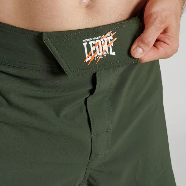 Dettaglio del sistema di chiusura a doppio velcro dei pantaloncini verdi Leone