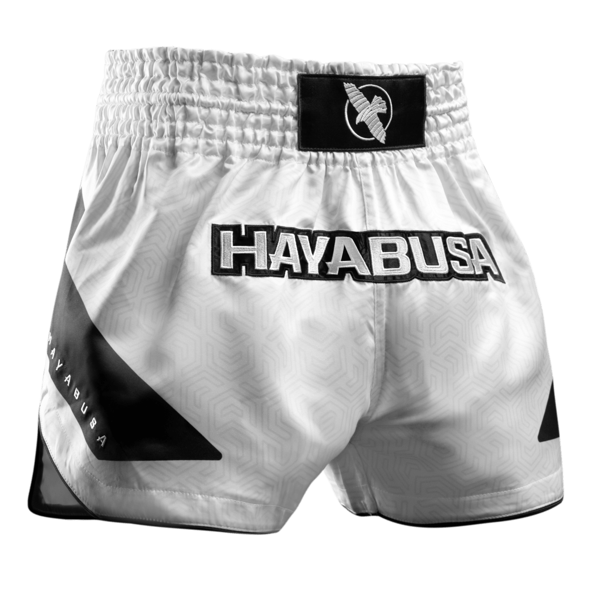 Celana pendek Hayabusa Core Muay Thai berwarna putih terlihat dari depan dengan bahan kain satin