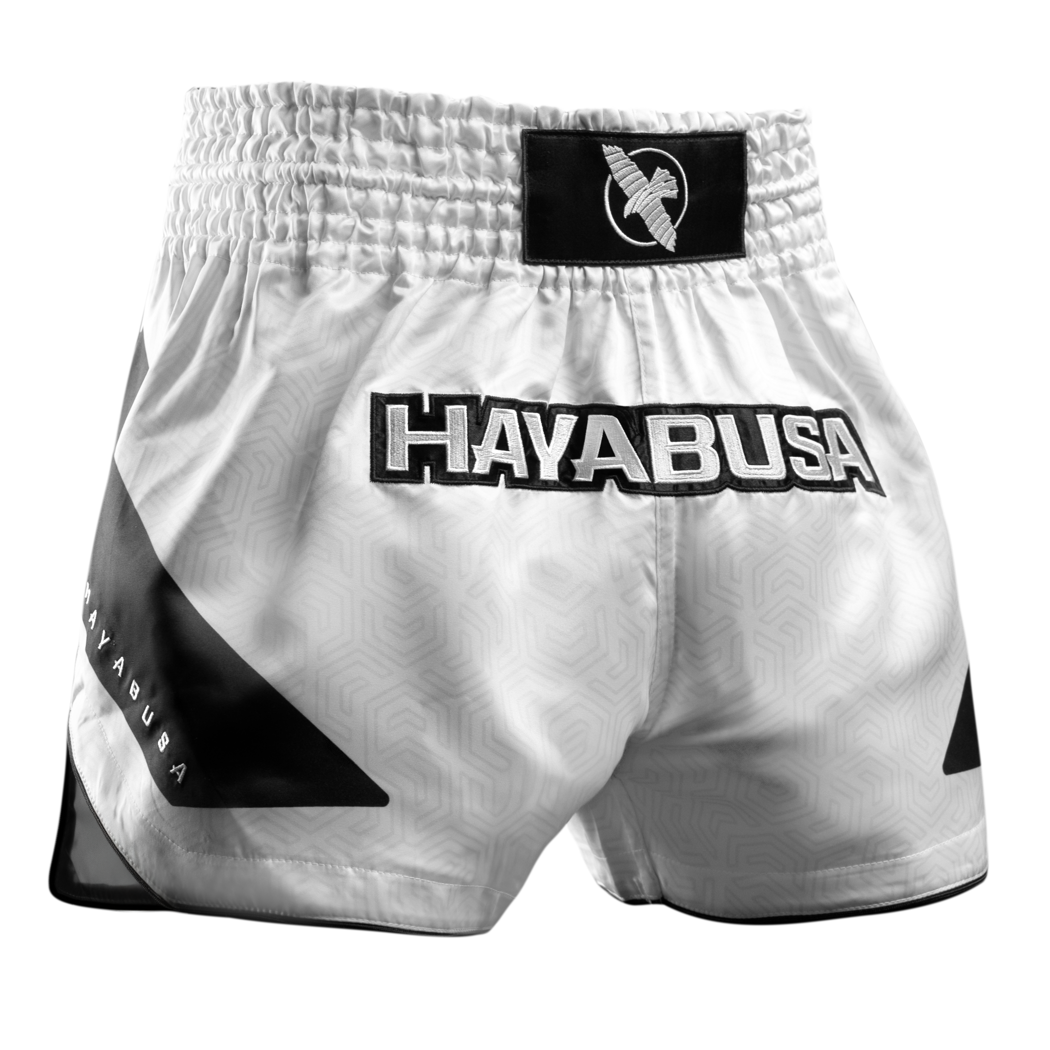 Pantaloncini Muay Thai Hayabusa Core bianchi visti frontalmente in tessuto satin