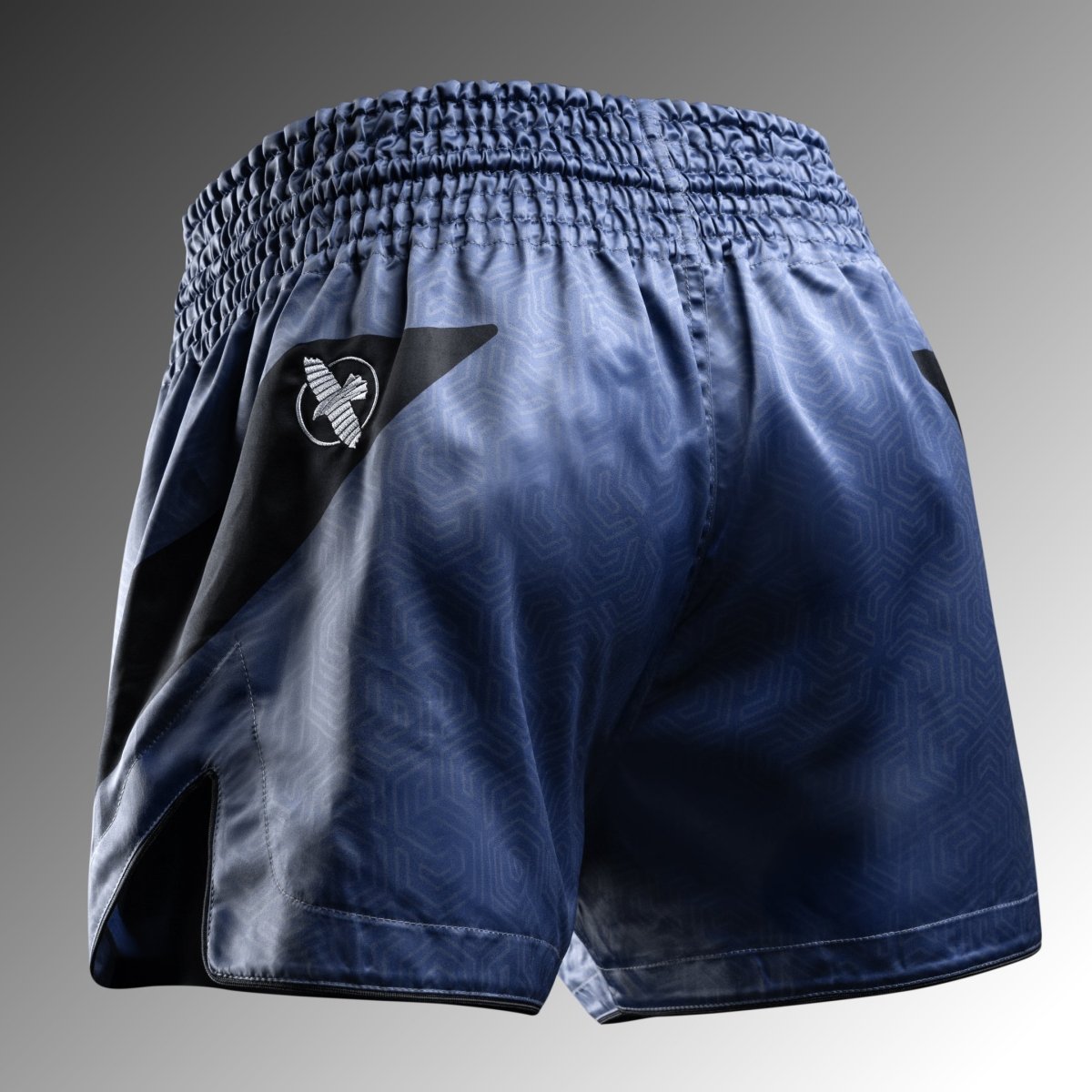 Bagian belakang celana pendek Hayabusa Core Muay Thai berwarna biru dengan karet pinggang elastis