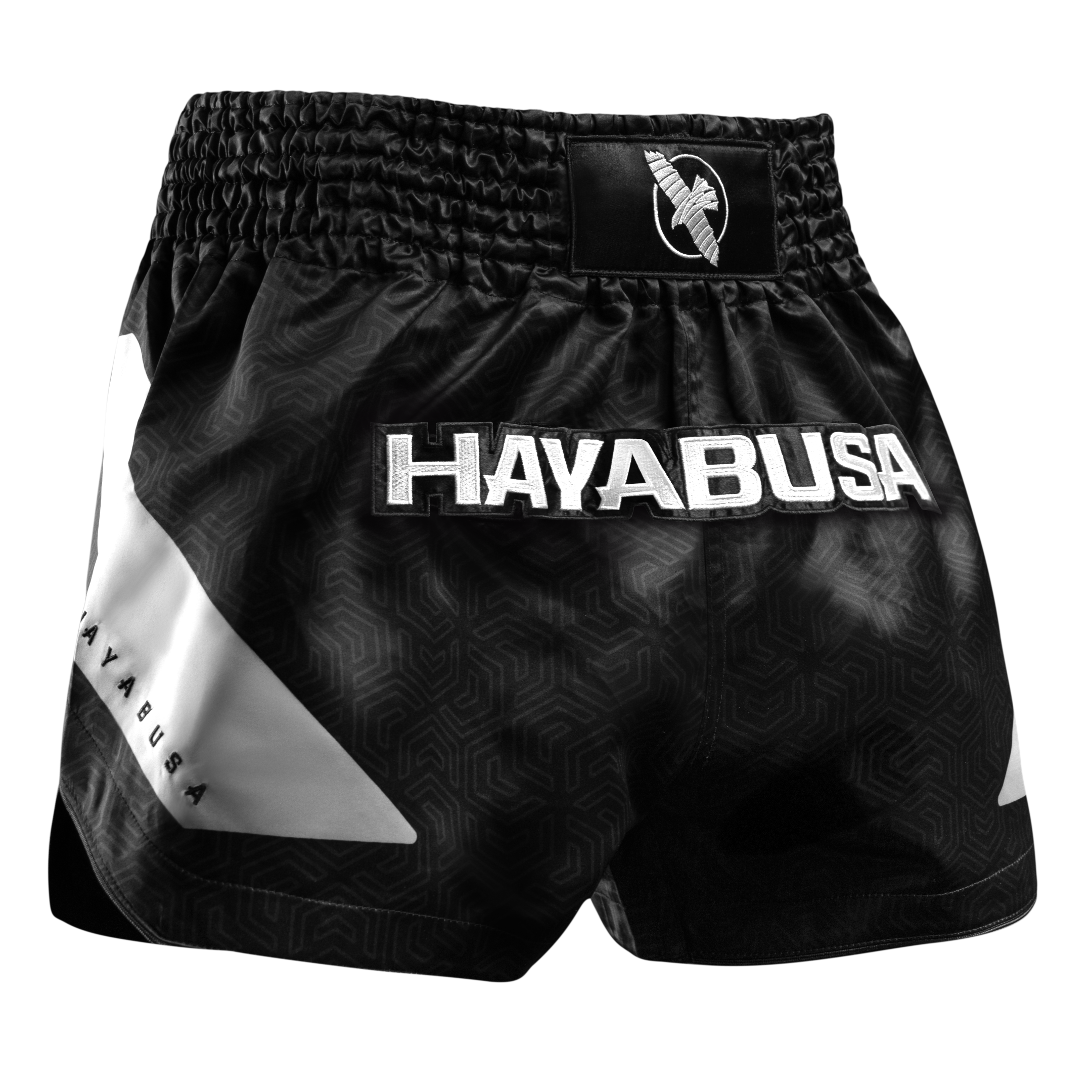 Pantaloncini Muay Thai Hayabusa Core neri visti frontalmente in tessuto satin