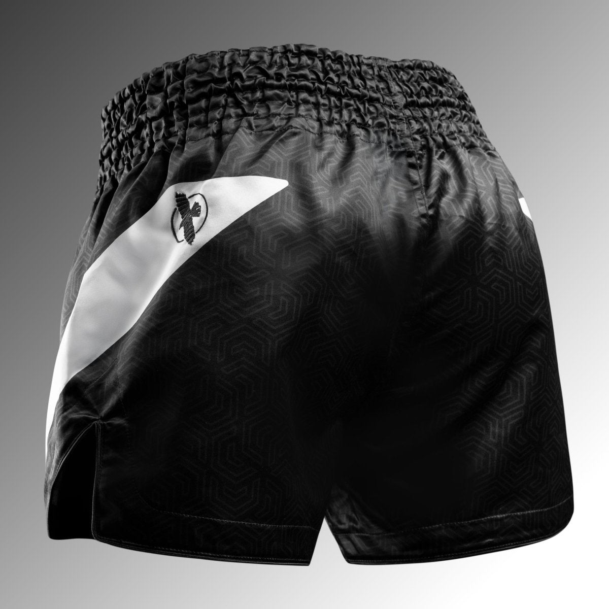 Bagian belakang celana pendek Hayabusa Core Muay Thai berwarna hitam dengan karet pinggang elastis