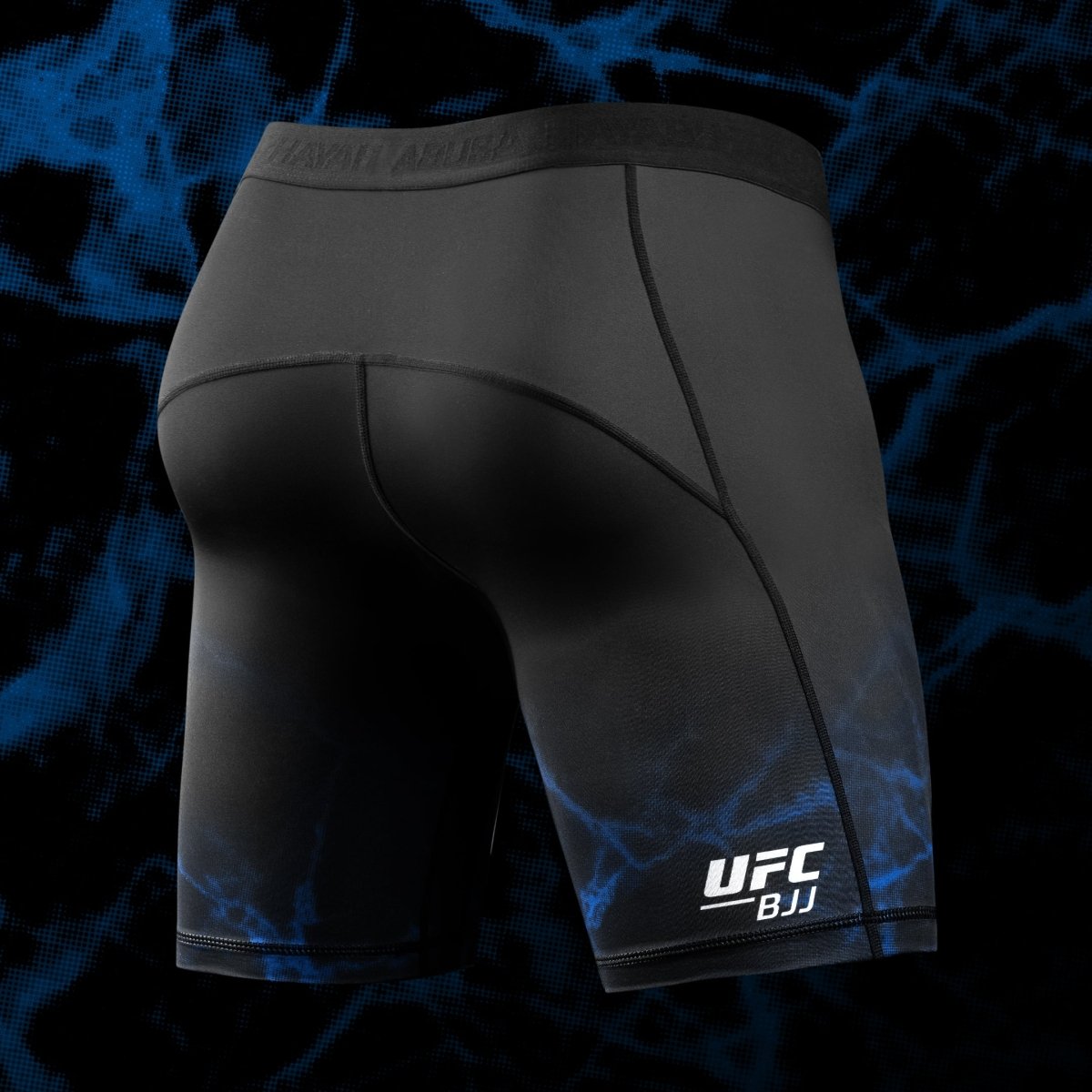 Rückansicht der offiziellen UFC BJJ-Shorts aus blau-schwarzem, atmungsaktivem technischem Stoff