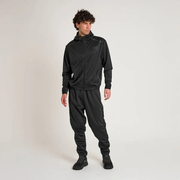 Particolare della grafica in silicone nero sulla gamba dei pantaloni Black Lion