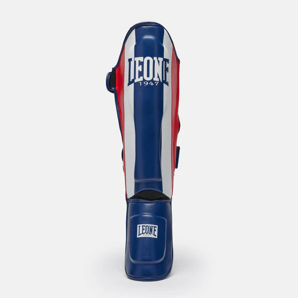Paratibia Leone Color Block blu frontali con dettaglio della protezione .Sport da combattimento e Kick Boxing
