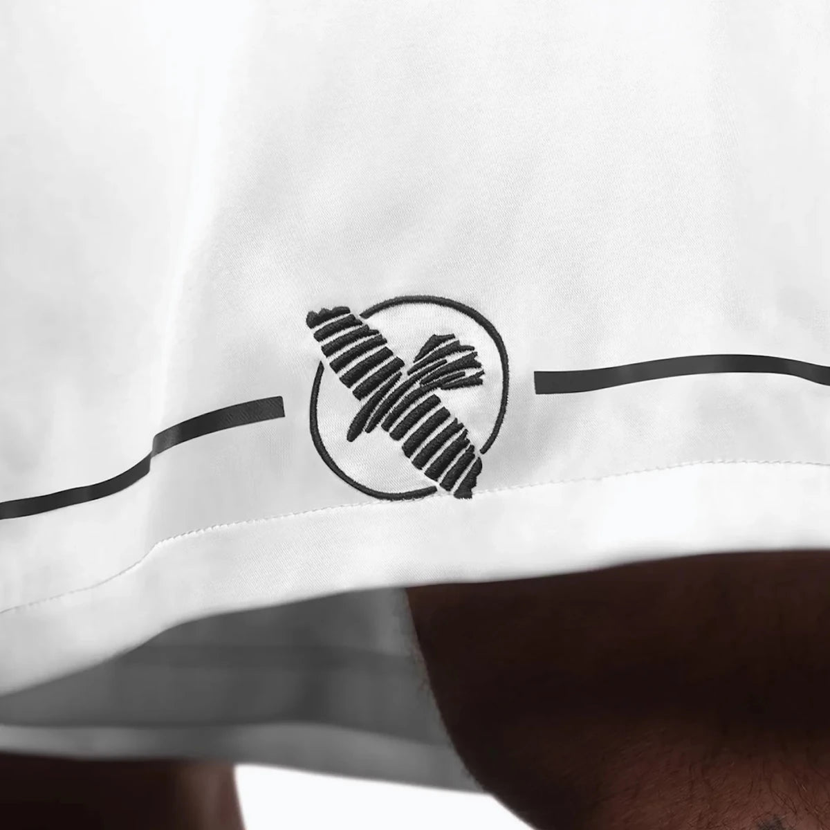 Gestickter Aufnäher mit Hayabusa-Logo auf weißen Boxshorts