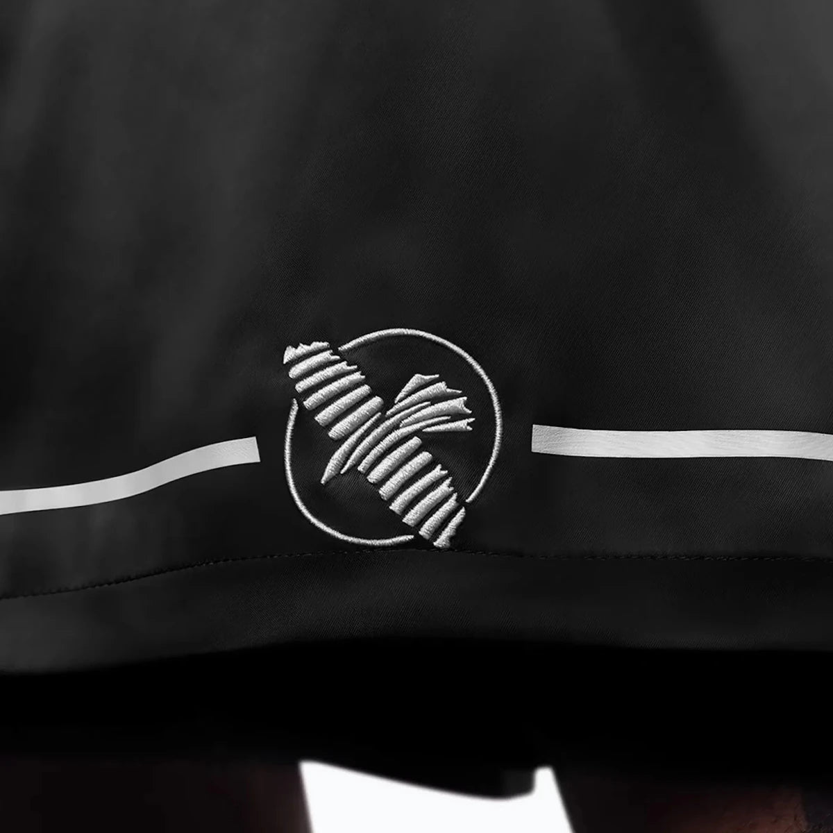 Gestickter Aufnäher mit Hayabusa-Logo auf schwarzen Boxshorts