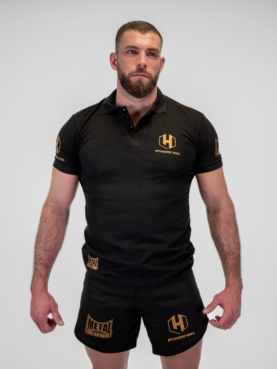Vooraanzicht zwart Metal Boxing Hexagon MMA poloshirt van piquékatoen met officiële logo's