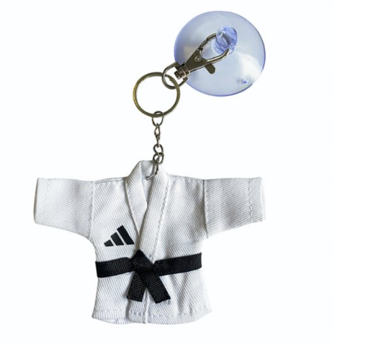Portachiavi mini kimono da karate Adidas.Colore bianco con logo nero e cintura nera in vita