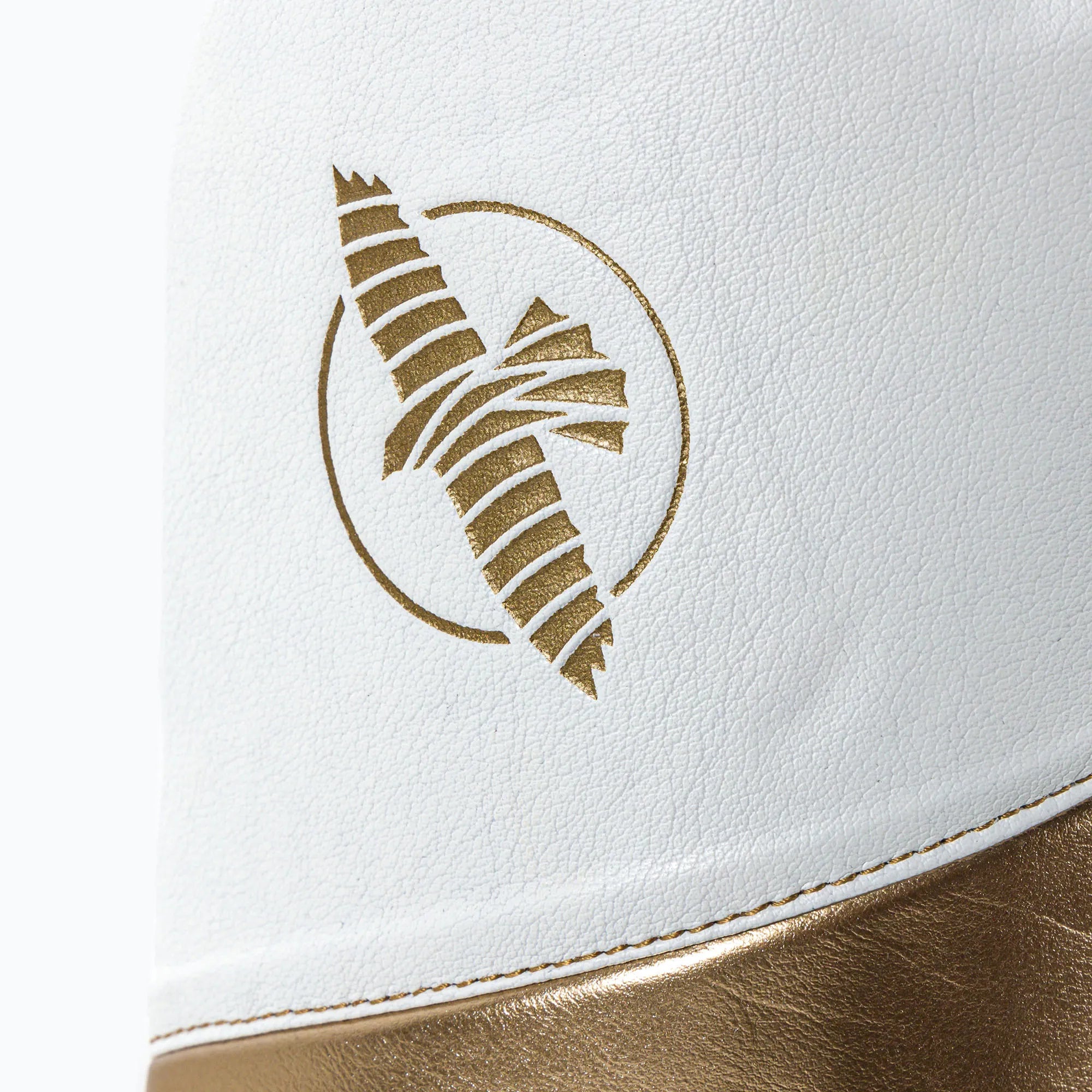 Dettaglio della calza posteriore bianca traspirante per una calzata ferma e fresca dei paratibia Hayabusa.