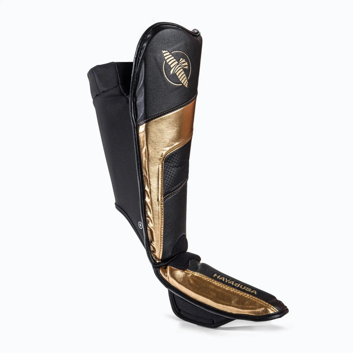 Detail der goldenen Logos und Premium-Oberflächen der Hayabusa T3 Black Gold Schienbeinschoner.