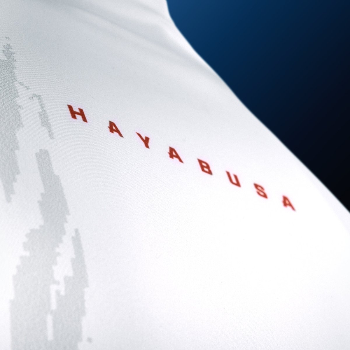 Detail des hochfesten technischen Gewebes des weißen Hayabusa-Rashguards