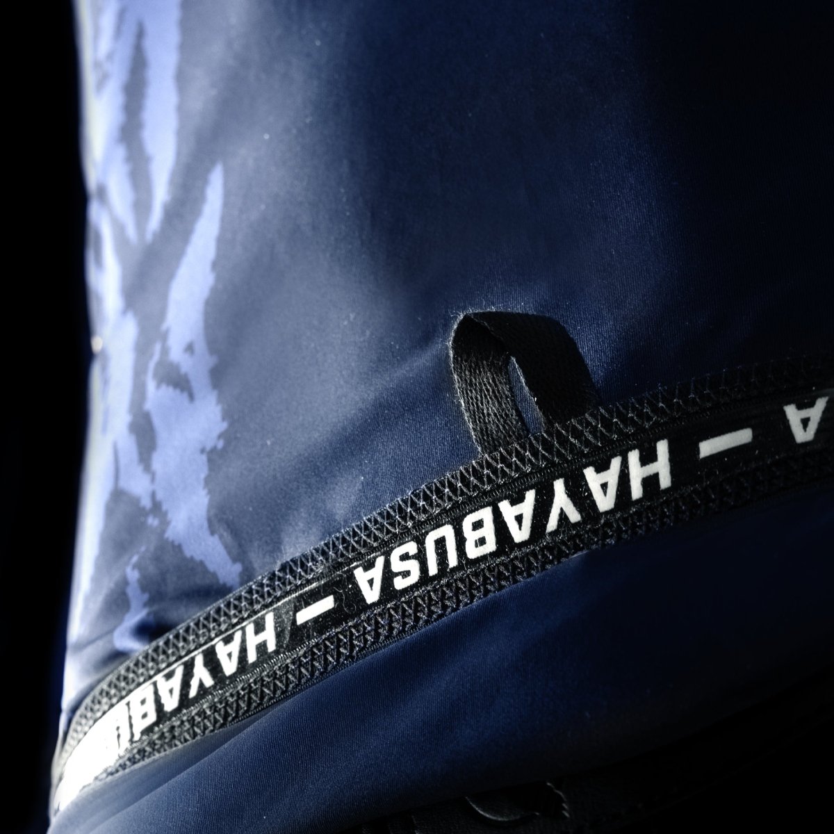Detail der Lockdown-Schleife auf dem blauen Hayabusa-Rashguard