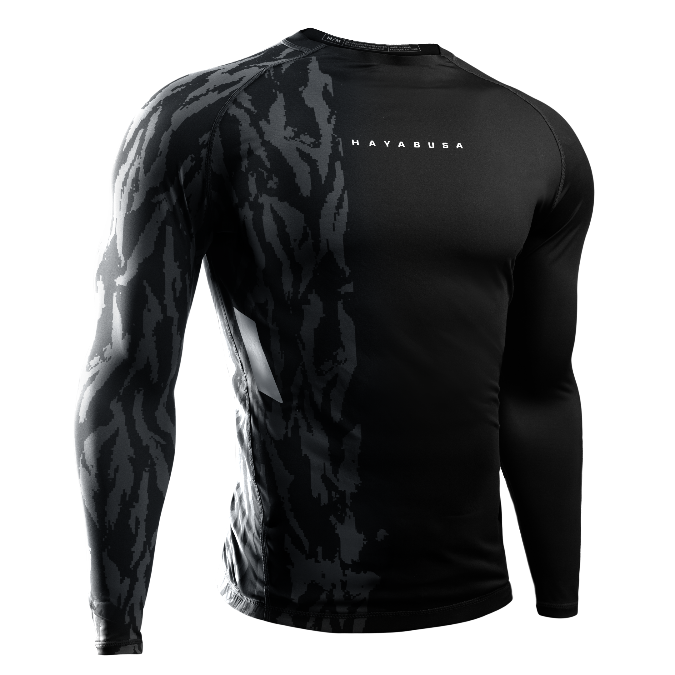 Vista frontale della rash guard Hayabusa Apex nera a maniche lunghe, tessuto a compressione per BJJ e MMA