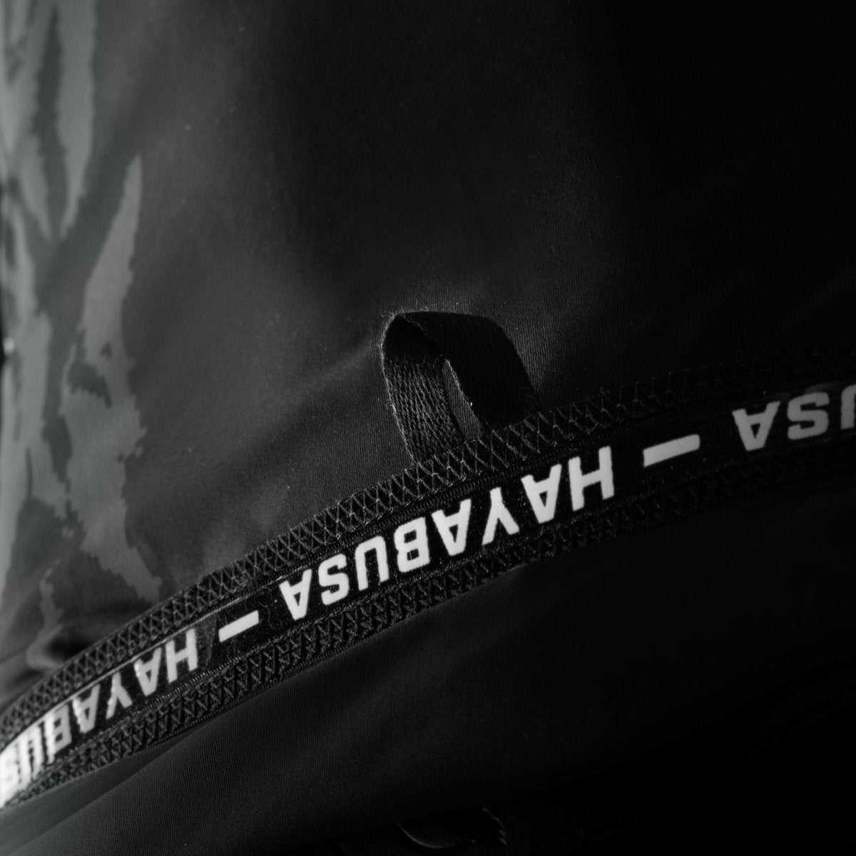Detail des Silikonrandes und der Flachnähte des schwarzen Hayabusa-Rashguards