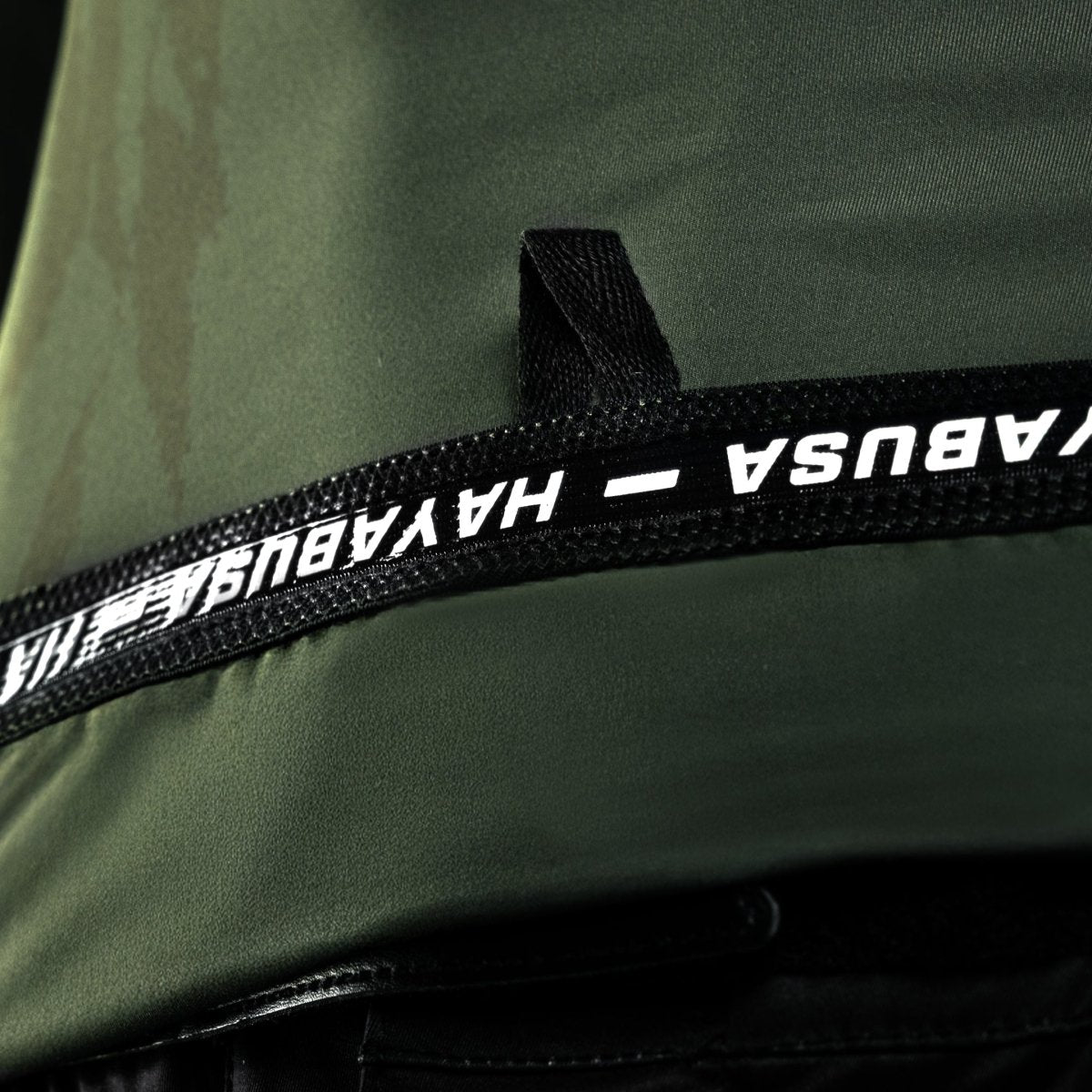 Detail des reibungslosen, heißversiegelten Ausschnitts des grünen Hayabusa-Rashguards