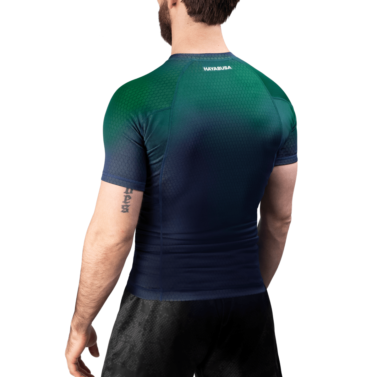 Rückansicht des blau/grünen Rashguards Hayabusa Fusion, verstärkte Flatlock-Nähte für maximale Haltbarkeit