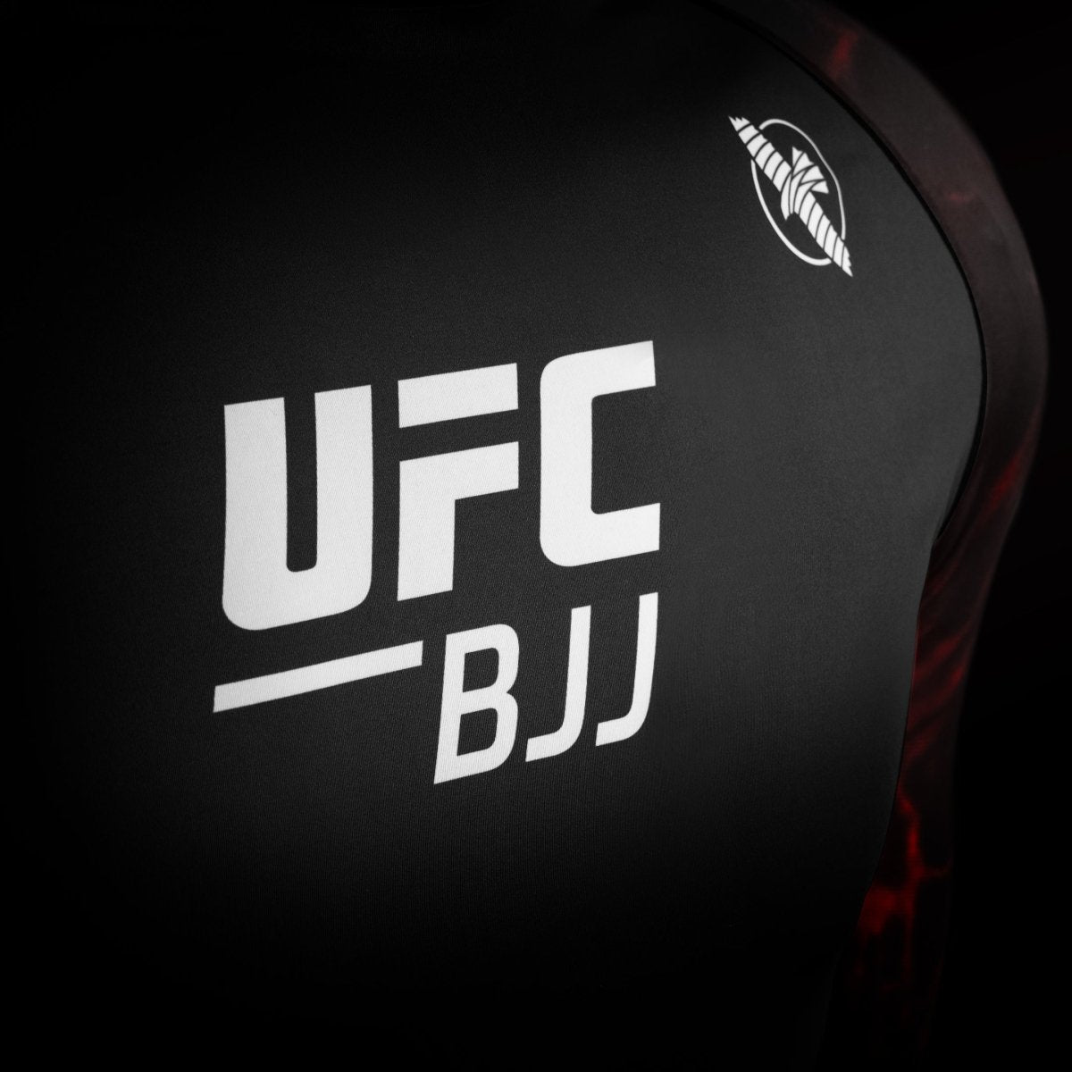 Detail des offiziellen UFC-Logos auf dem schwarz-roten Wettkampf-Rashguard