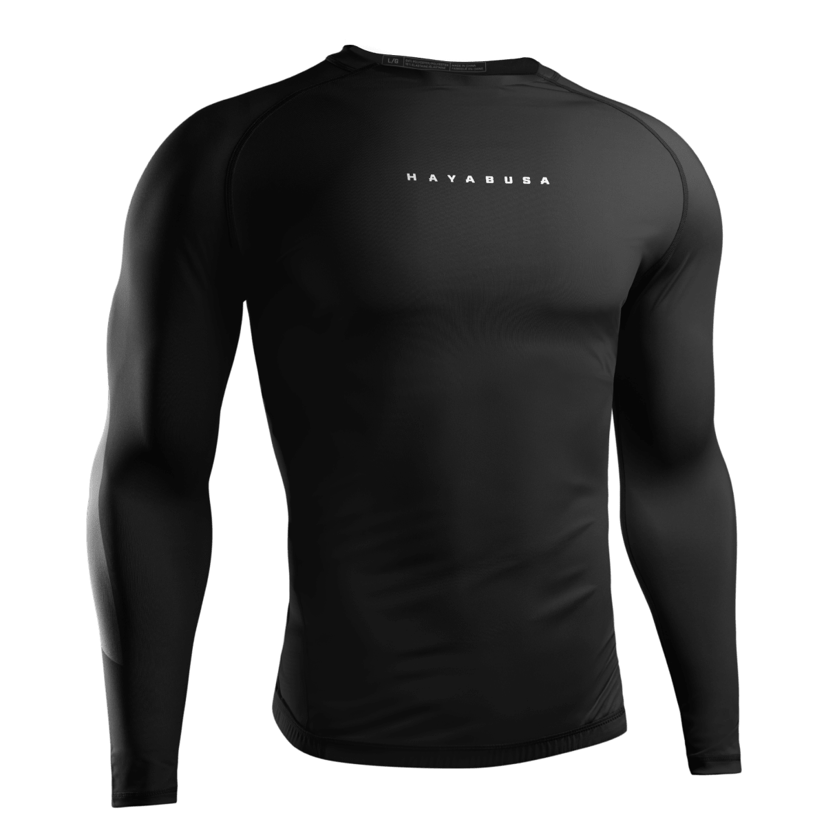 Vooraanzicht van de zwarte Hayabusa Core rashguard met lange mouwen, compressiepasvorm voor BJJ en MMA