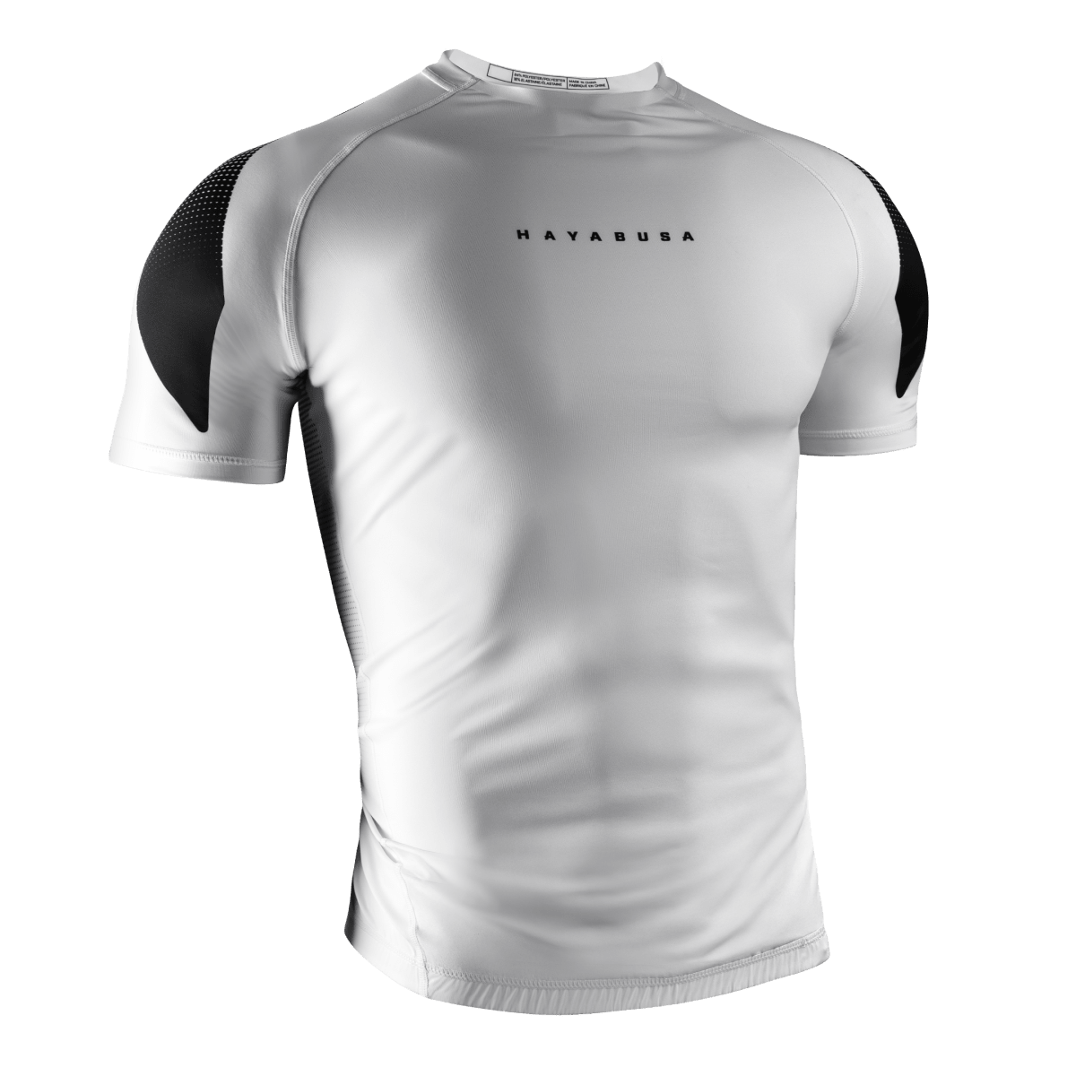 Vooraanzicht van de witte Hayabusa Pro Rated rashguard met korte mouwen, IBJJF-conform ontwerp voor witte riemen