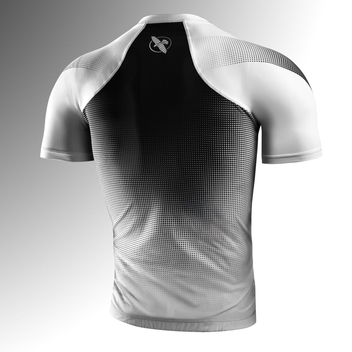 Rückansicht des weißen Hayabusa Pro Ranked Rashguards mit kurzen Ärmeln und ergonomischer Kompressionspassform