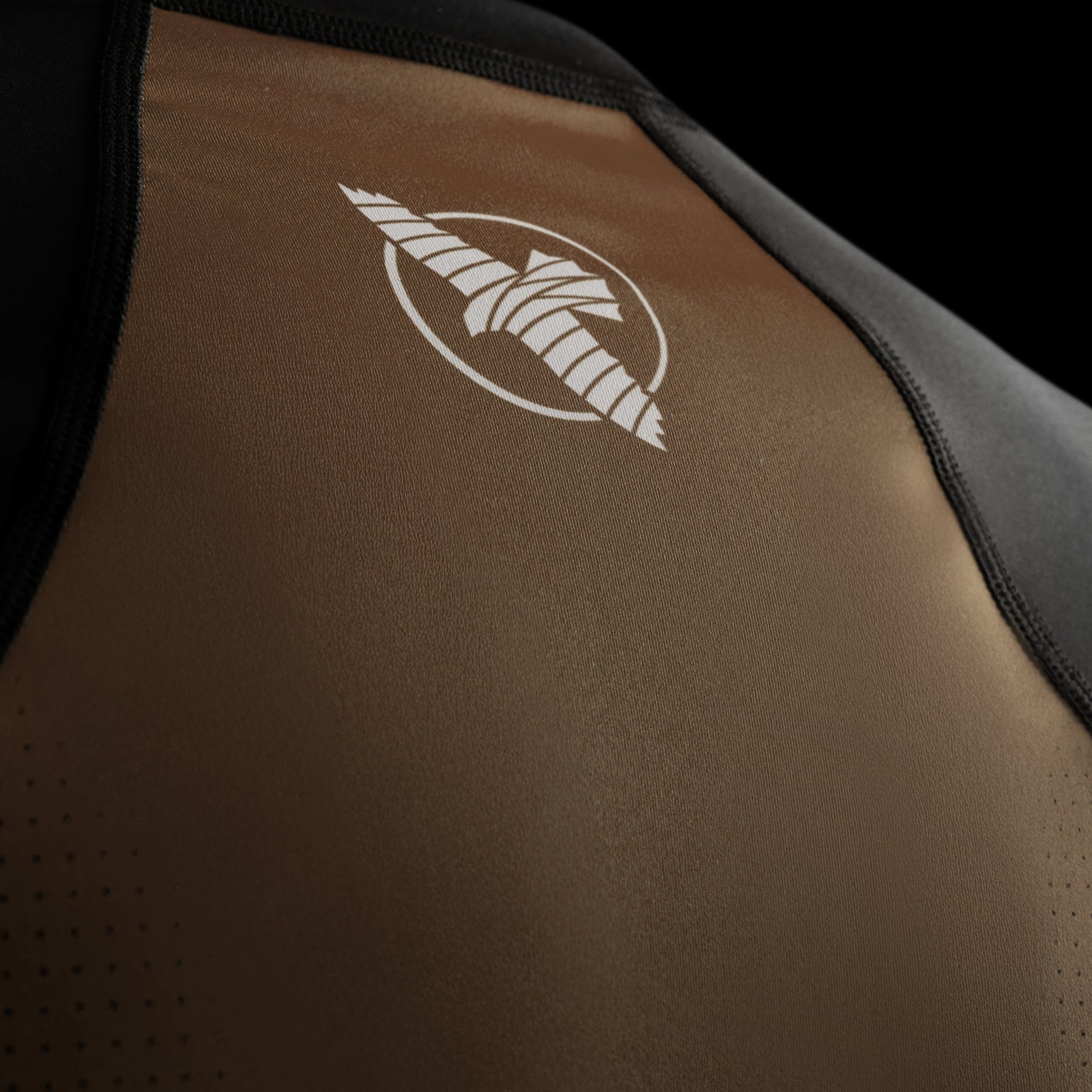 Dettaglio tecnico del logo Hayabusa stampato sulla rashguard marrone a maniche corte Pro Ranked