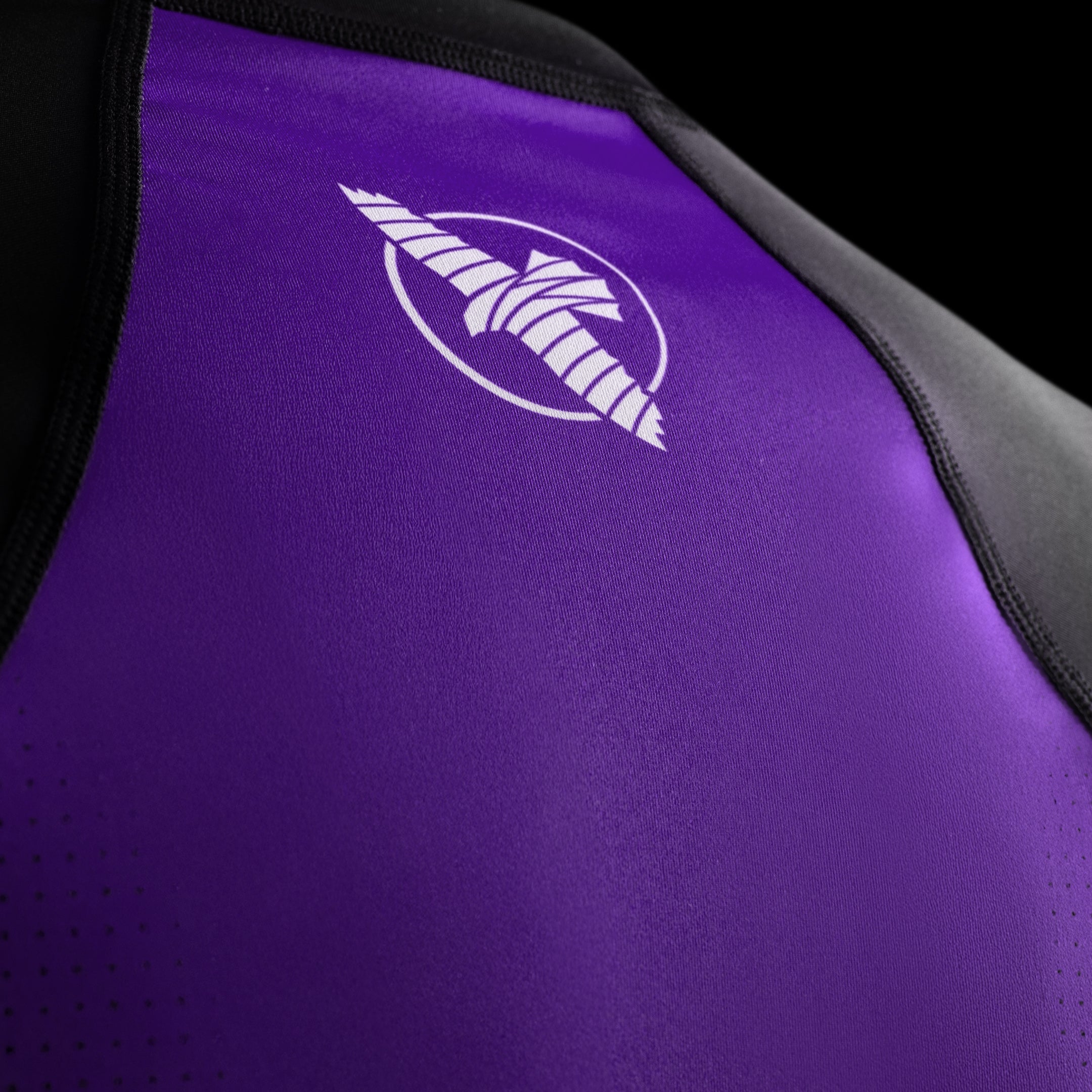 Particolare del marchio Hayabusa sublimato sul petto della rashguard viola a maniche corte da competizione