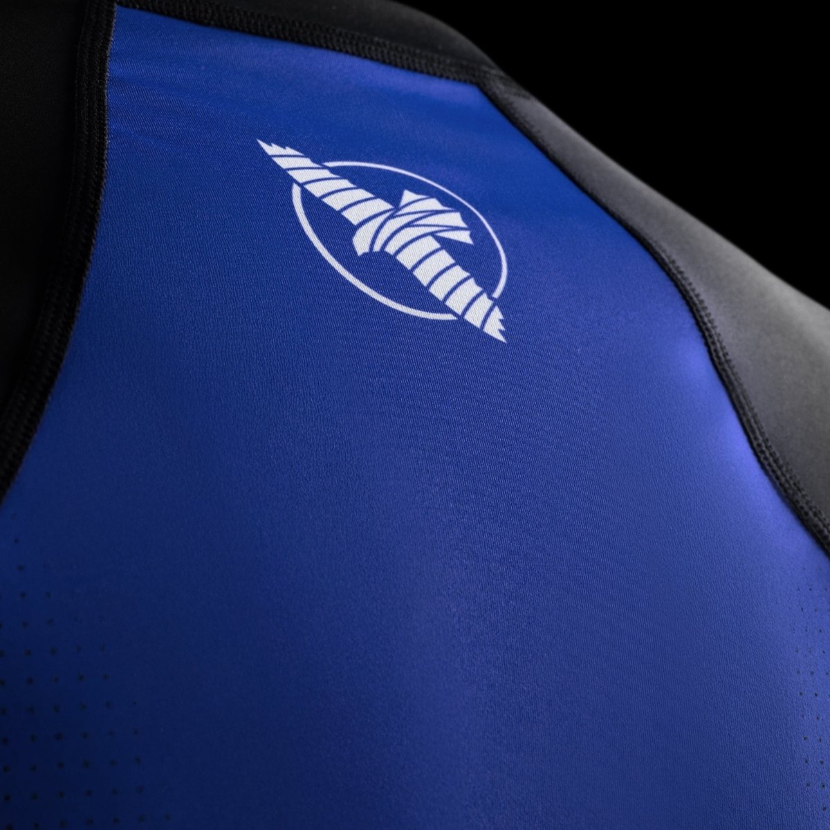 Nahaufnahme der Hayabusa-Grafik und des Logos auf dem blauen Pro Ranked Rashguard