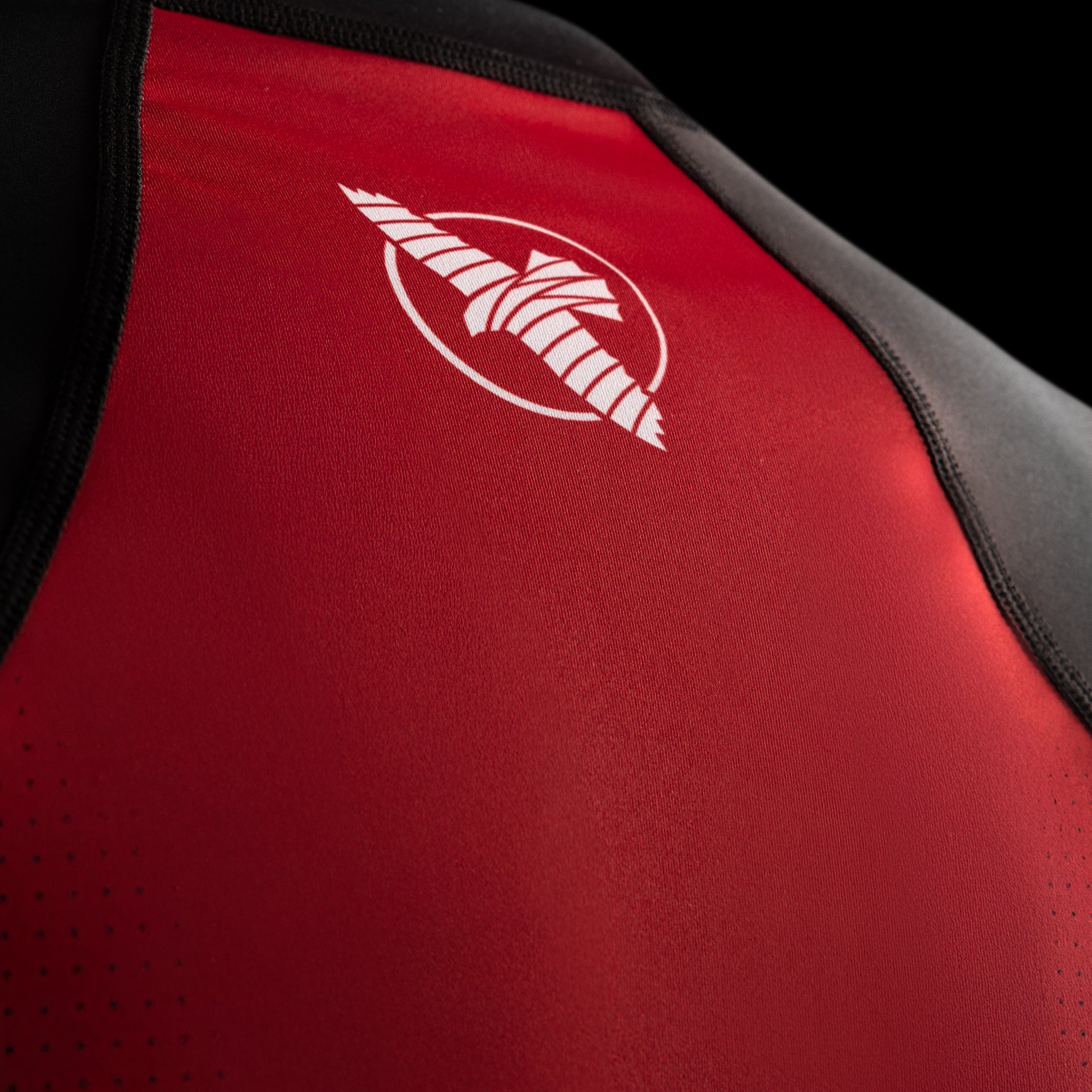 Primo piano del logo Hayabusa sulla rashguard nera Pro Ranked per competitive BJJ
