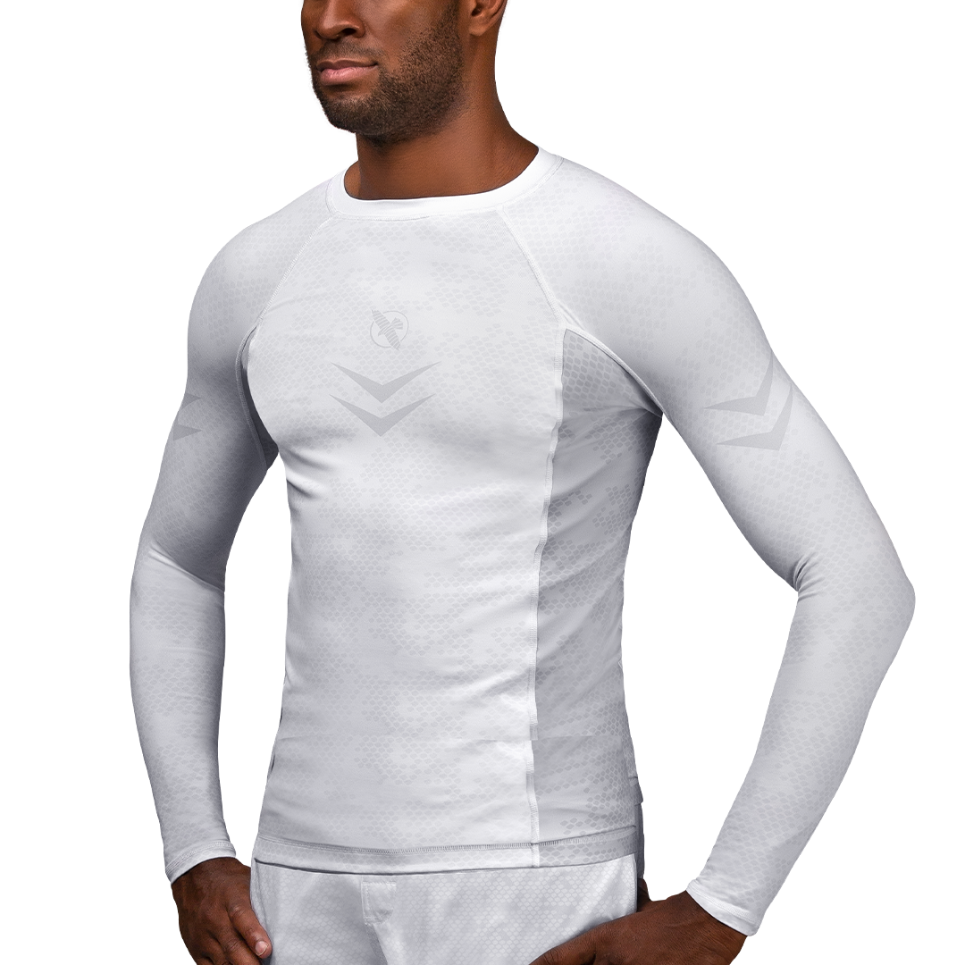 Vista frontale della rashguard Hayabusa Ranked bianca a maniche lunghe per cinture bianche