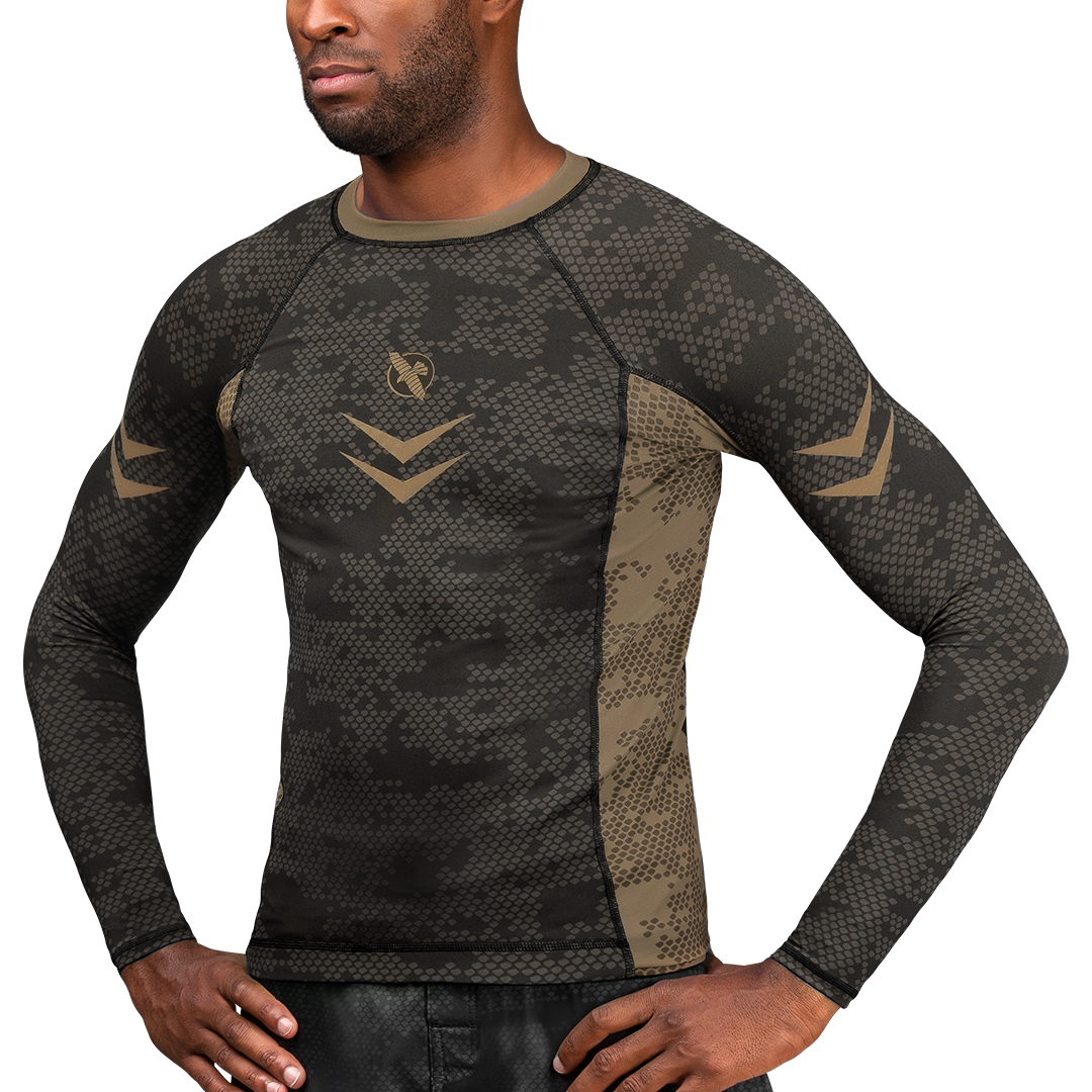 Vista frontale della rashguard marrone Hayabusa Ranked per gradi avanzati di BJJ