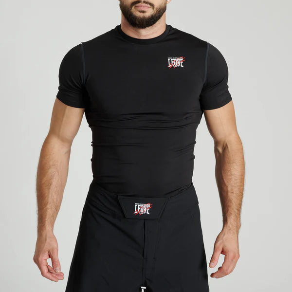 Vista frontale della rashguard Leone 1947 Primal Instinct nera in tessuto compressivo