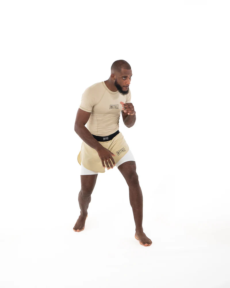 Dettaglio pannelli ventilati e cuciture rinforzate rashguard Metal Boxe beige
