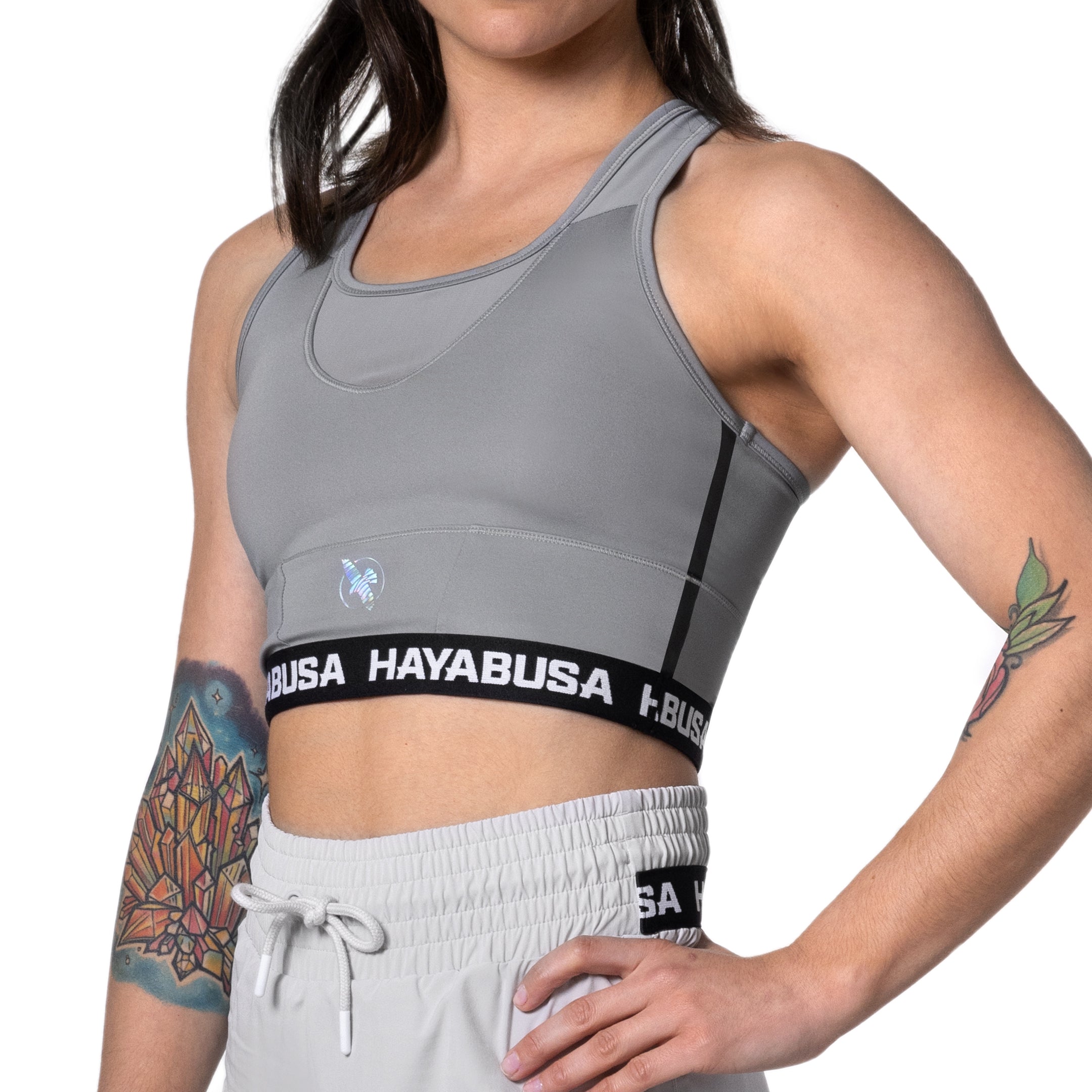 Vista frontale del reggiseno sportivo grigio Hayabusa Crossback con scollo rotondo