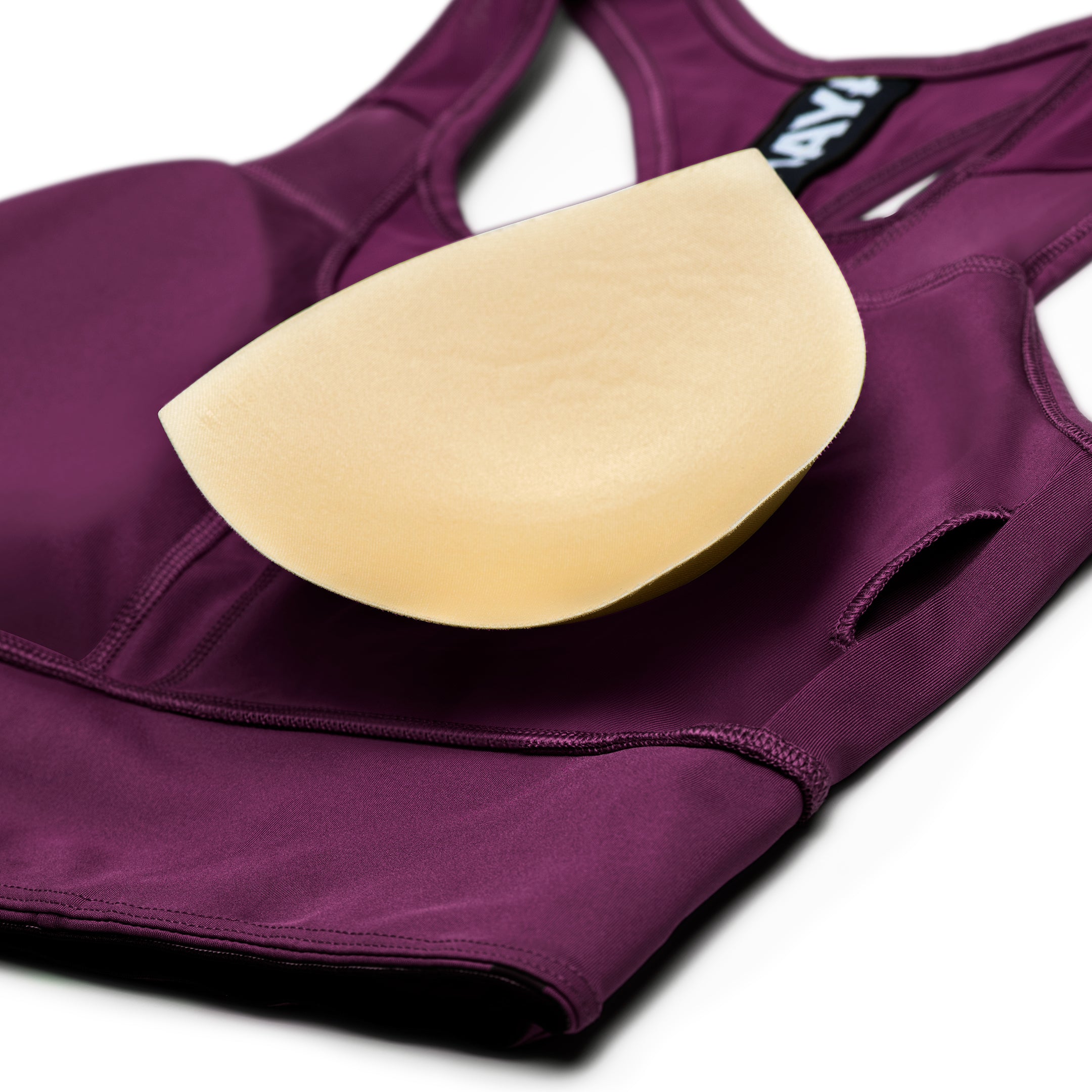 Dettaglio costruttivo del sistema di imbottitura rimovibile del reggiseno color vinaccia