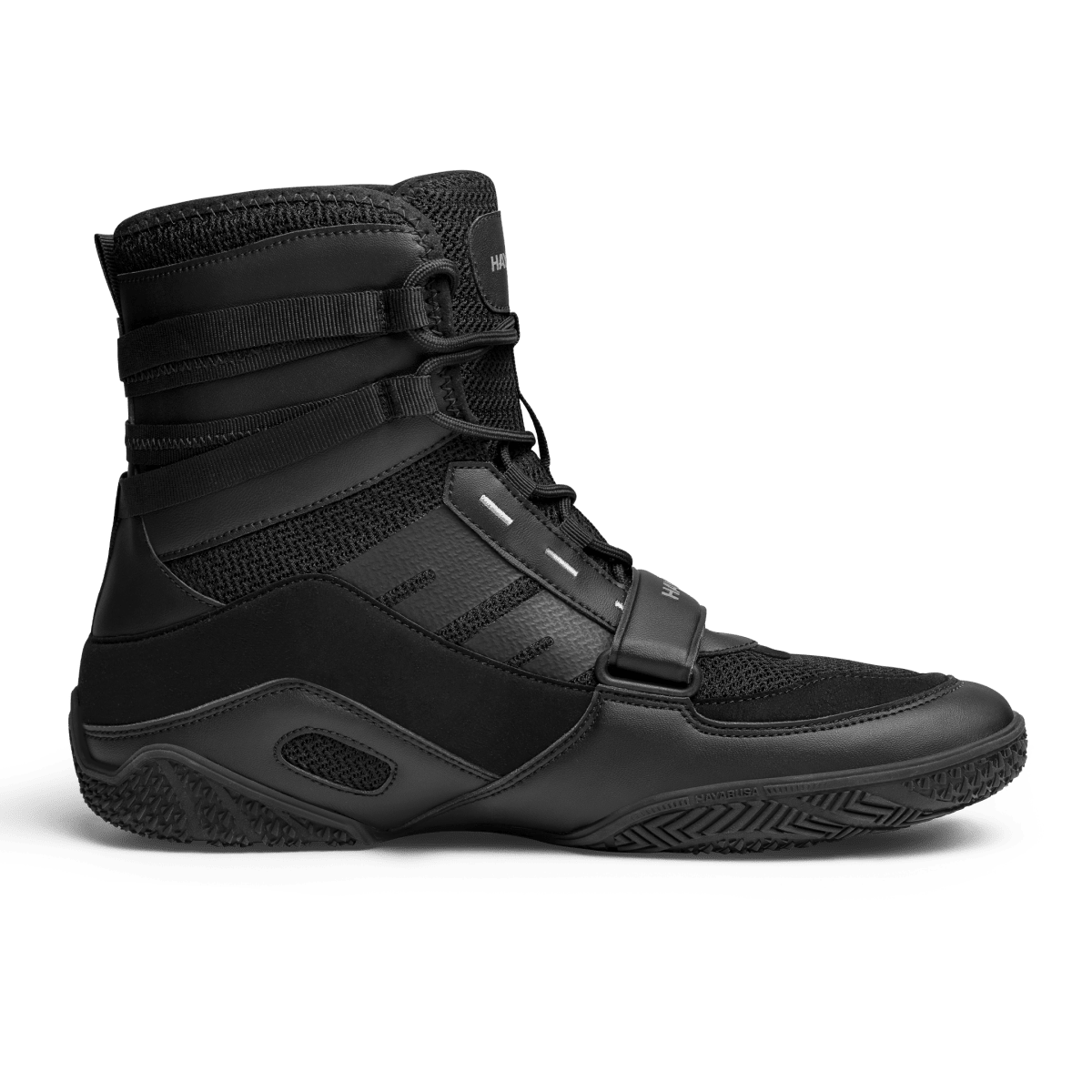 Tampak samping sepatu tinju Hayabusa Strike berwarna hitam, detail sol dan bahan