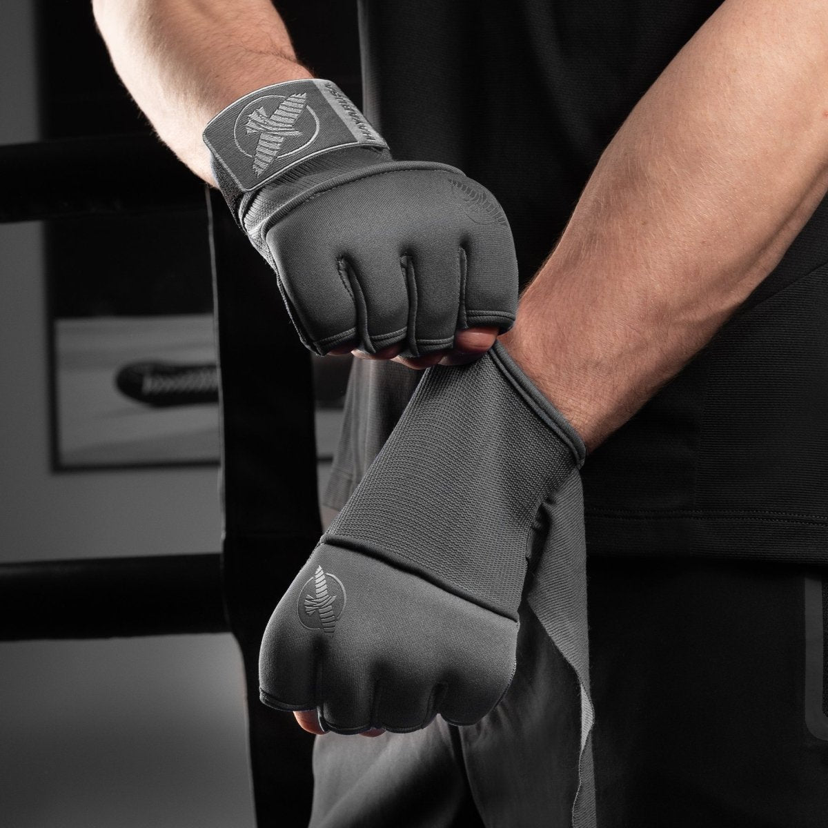 Šedé spodní rukavice Hayabusa Deluxe Quick Wraps používané na trénink boxu