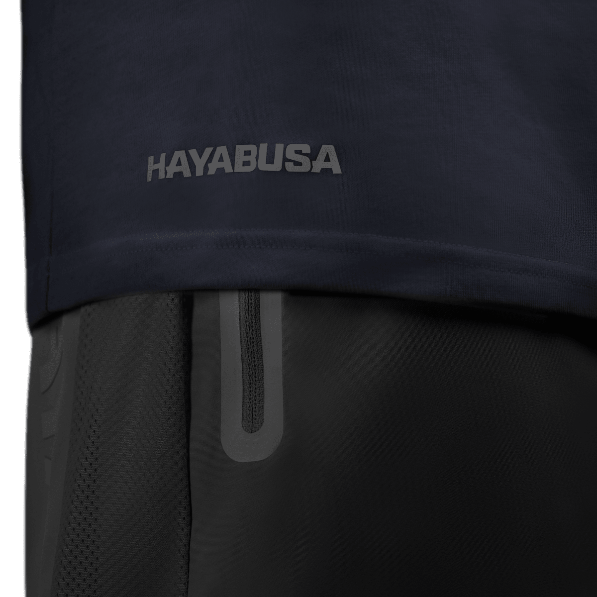 Boční pohled na tmavě modré tričko Hayabusa Essential, detail zesíleného prošívání na nízkém lemu