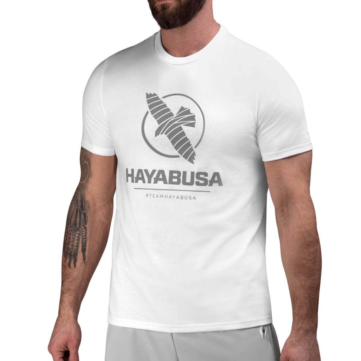 Vorderansicht des weißen VIP-T-Shirts für Herren von Hayabusa mit Team-Hayabusa-Grafiken