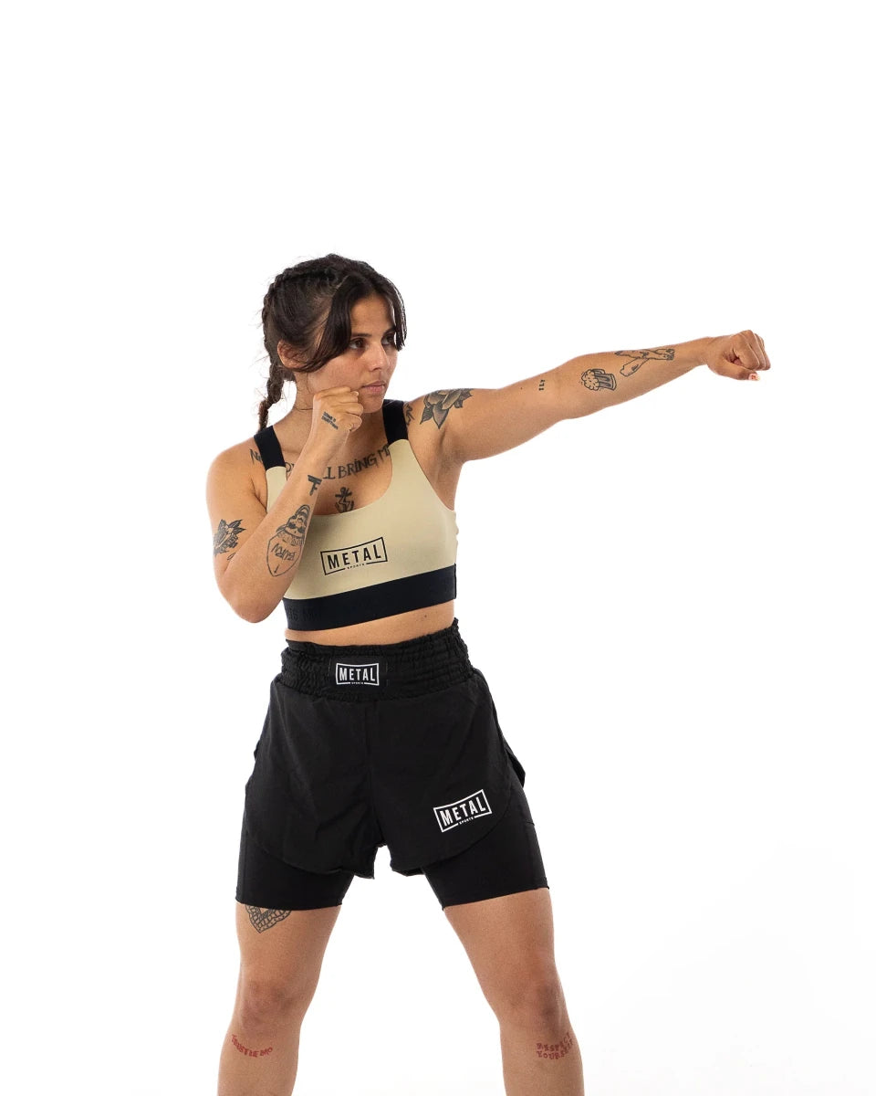Sportler trägt beiges Desert Storm Metal Boxing Top in dynamischer Schlagposition