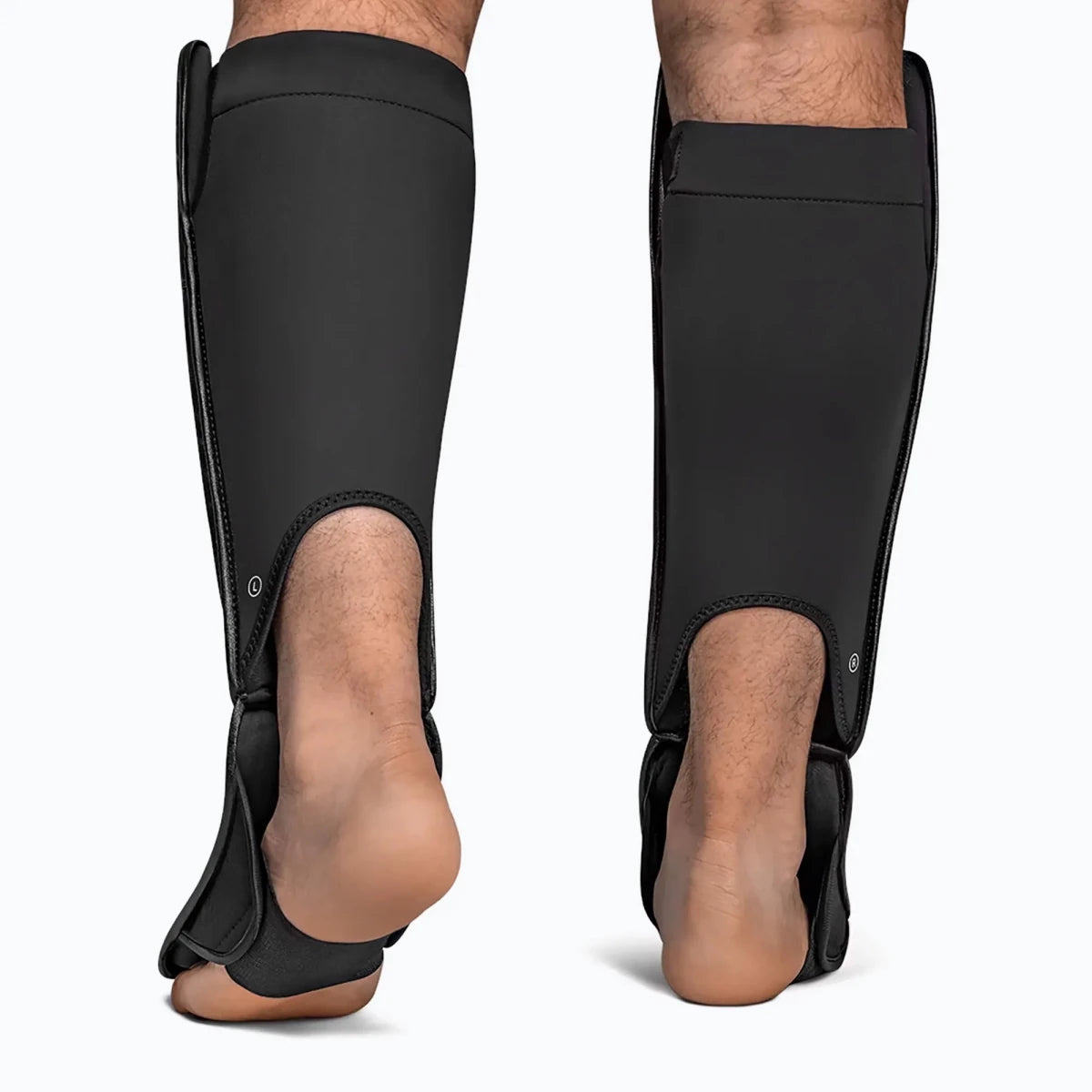 Rückansicht des ergonomischen Verschlusssystems der schwarzen Hayabusa Full Back Schienbeinschoner.